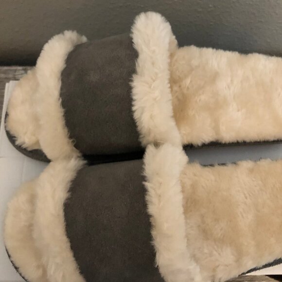 Minnetonka Faux Fur Slippers for Women - New in Box - Picture 2 of 6
